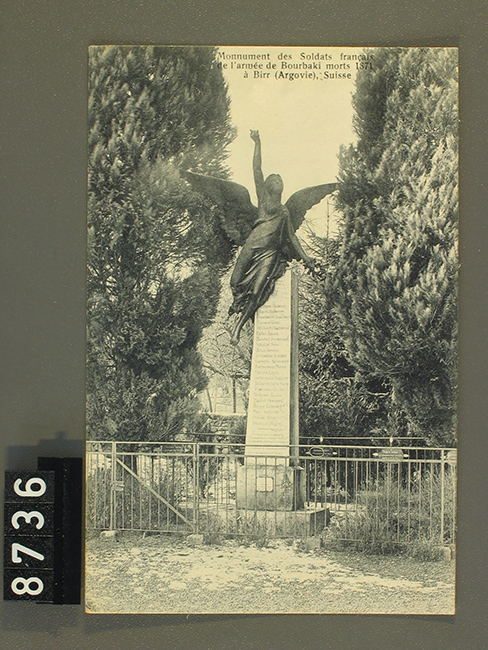 Postkarte von 1927 mit Namensplaketten der Verstorbenen, noch innerhalb des Friedhofs