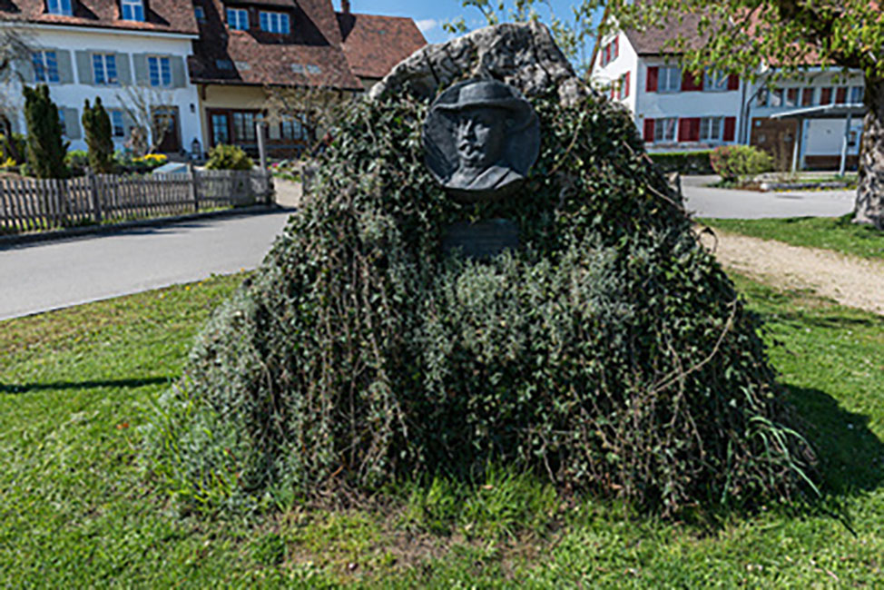 Gedenkstein von Johann August Sutter, dem Gründer von Neu-Helvetien in Amerika 1803-1880, Rünenberg im Kanton Baselland.