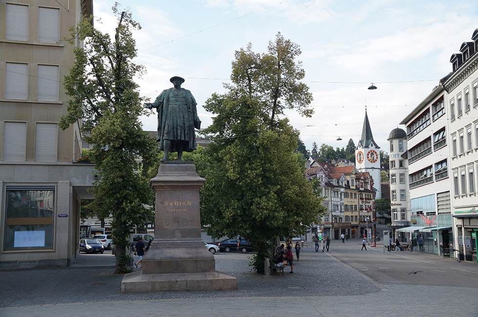 Marktgasse in St. Gallen mit Vadian-Denkmal
